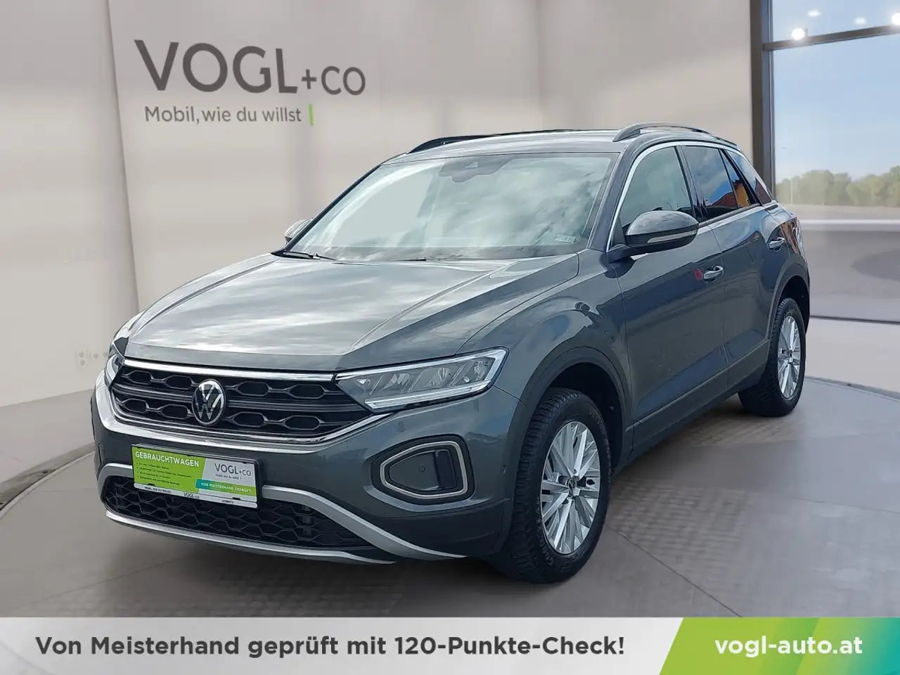 Volkswagen T-Roc 1.5 TSI ACT Life — photo 1 of 20