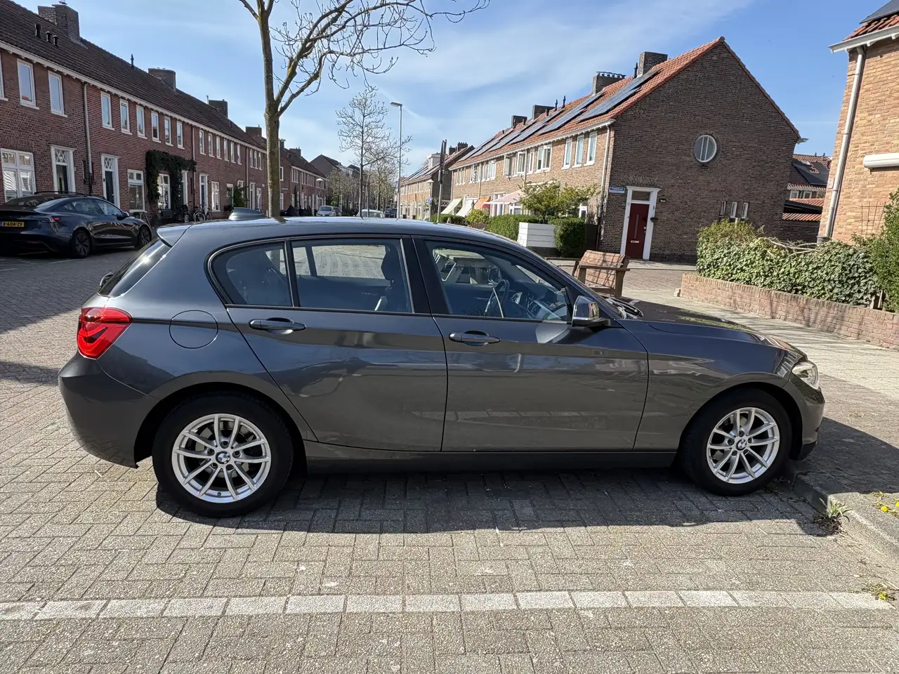 BMW 118 i High Executive — photo 1 of 11