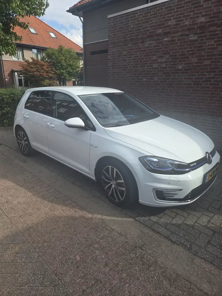Volkswagen Golf E-DITION — photo 1 of 7