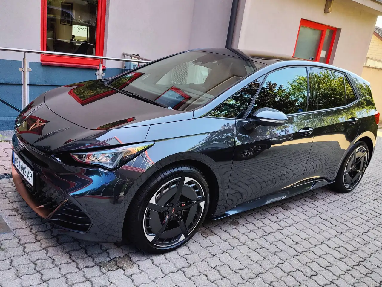 CUPRA Born Born 77kWh e-Boost — photo 1 of 19