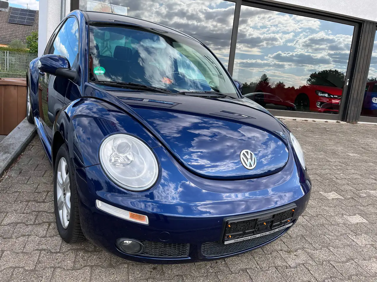 Volkswagen New Beetle 1.6 — photo 1 of 6