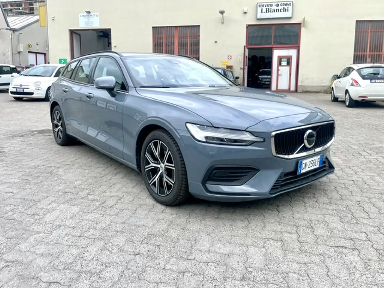 Volvo V60 V60 2023 2.0 b4 Hybrid Ultimate Dark Prezzo Vero!!!!! — photo 1 of 15