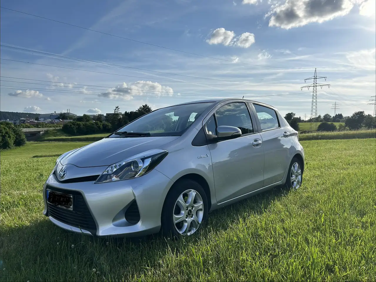 Toyota Yaris Hybrid Life — photo 1 of 18