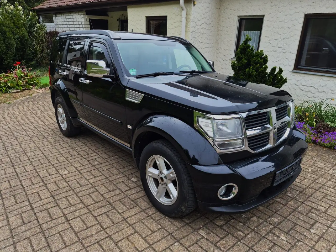 Dodge Nitro SXT — photo 1 of 10