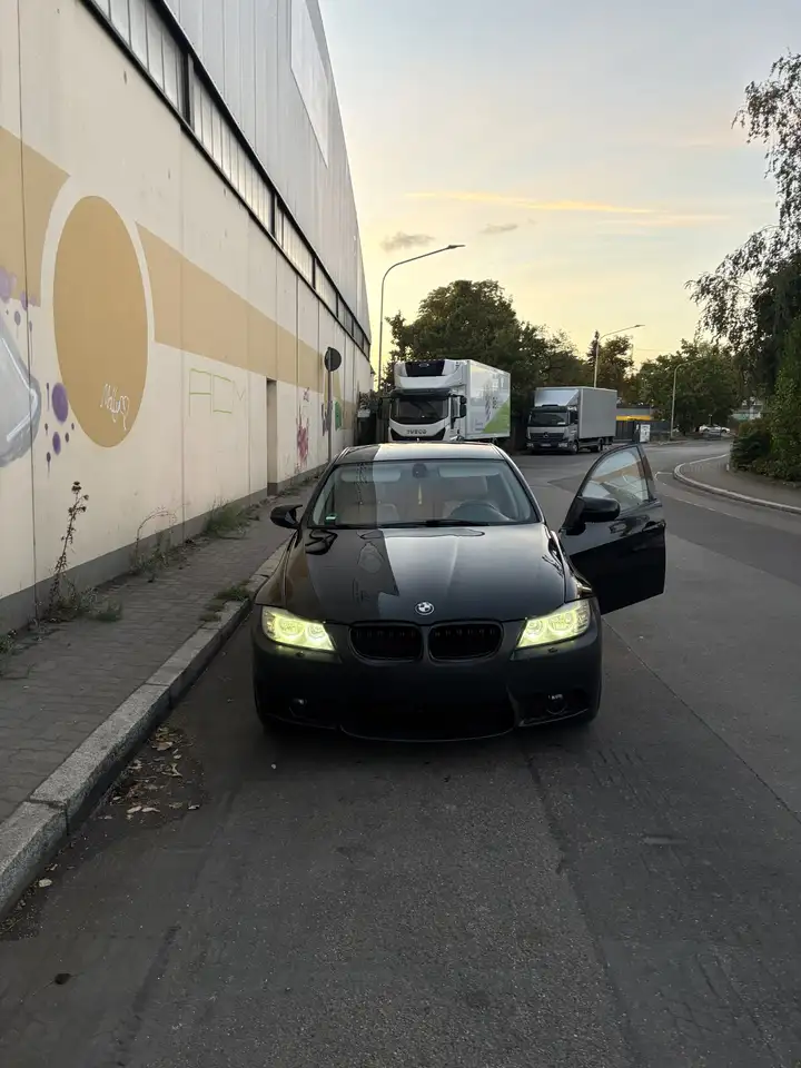 BMW 320 Edition Exclusive — photo 1 of 11