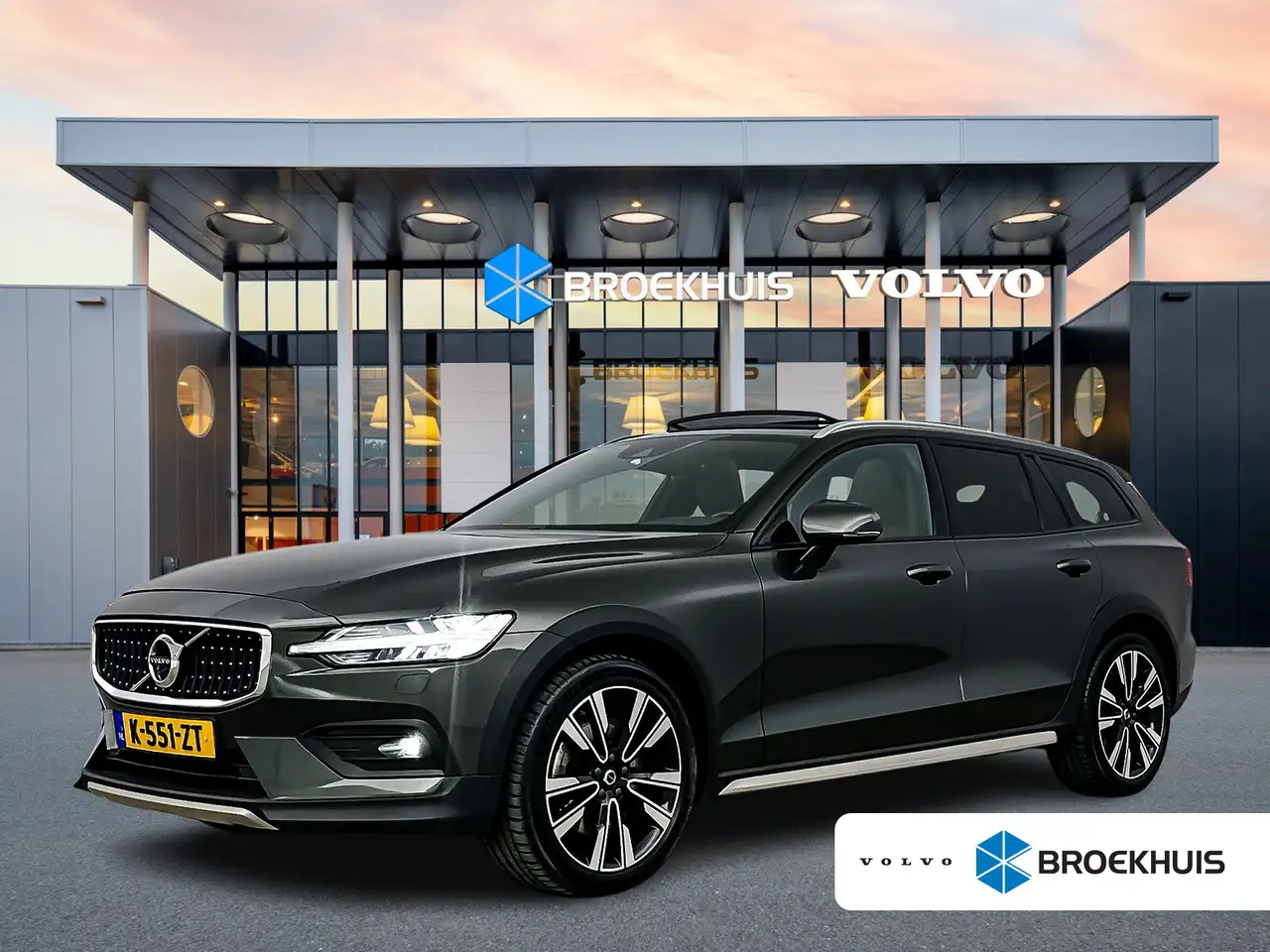 Volvo V60 Cross Country B5 AWD Pro | 19" | Trekhaak | Panoramadak | Head-U — photo 1 of 35