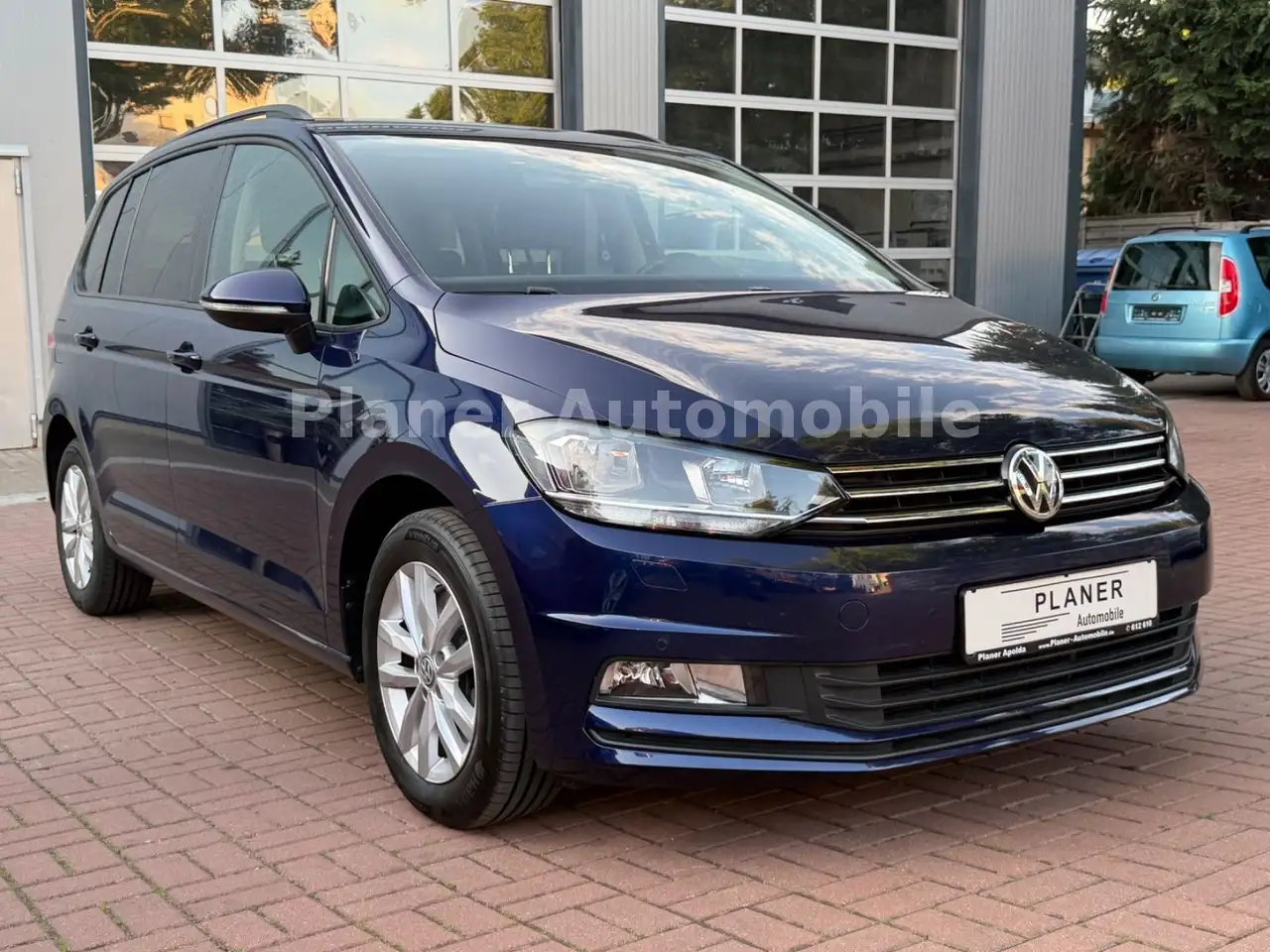 Volkswagen Touran Comfortline DSG Navi AHK Service neu — photo 1 of 15