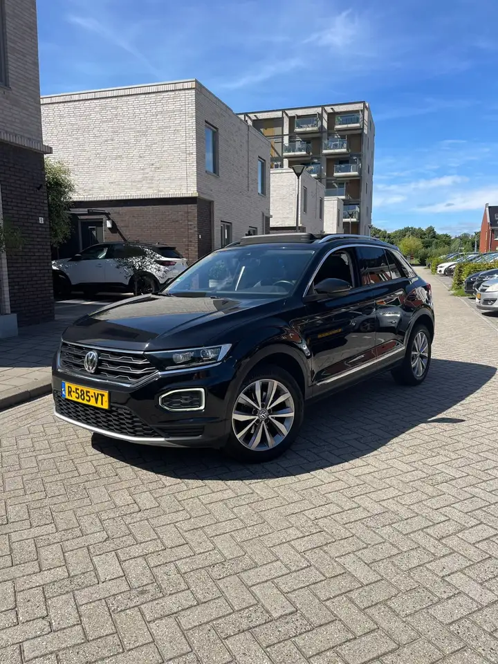 Volkswagen T-Roc 1.0 TSI Sport — photo 1 of 17