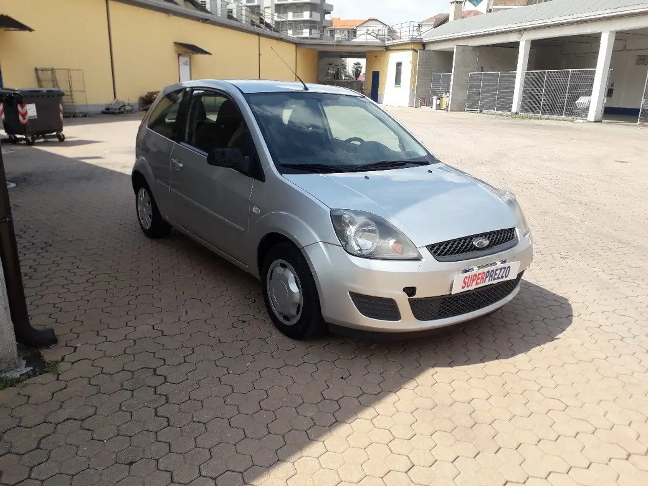 Ford Fiesta 1.2 — photo 1 of 7