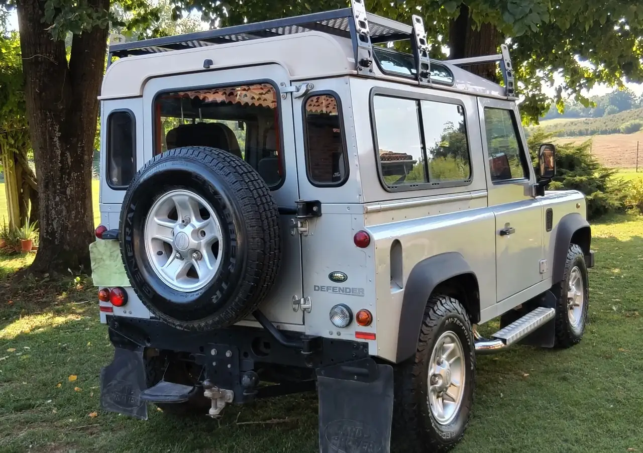 Land Rover Defender 90 2.4 td S SW — photo 1 of 15