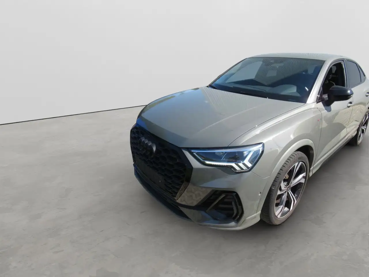 Audi Q3 35 TFSI S-tronic Rückkam/Multilenk — photo 1 of 4