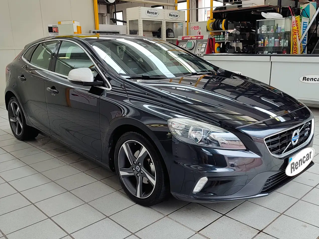 Volvo V40 1.6 d2 R-design Kinetic (r-design) — photo 1 of 15