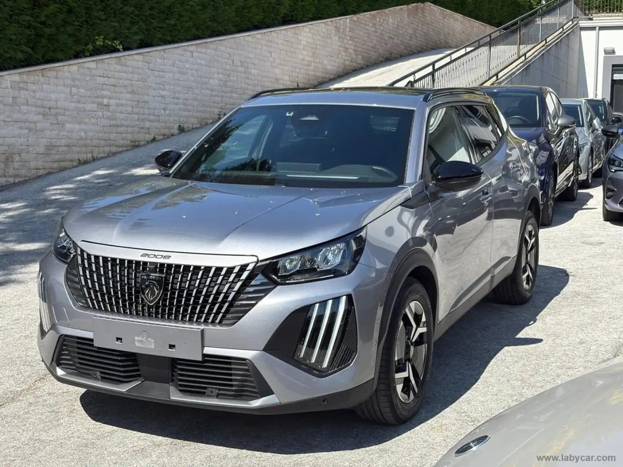 Peugeot 2008 PureTech 100 S&S Allure — photo 1 of 15