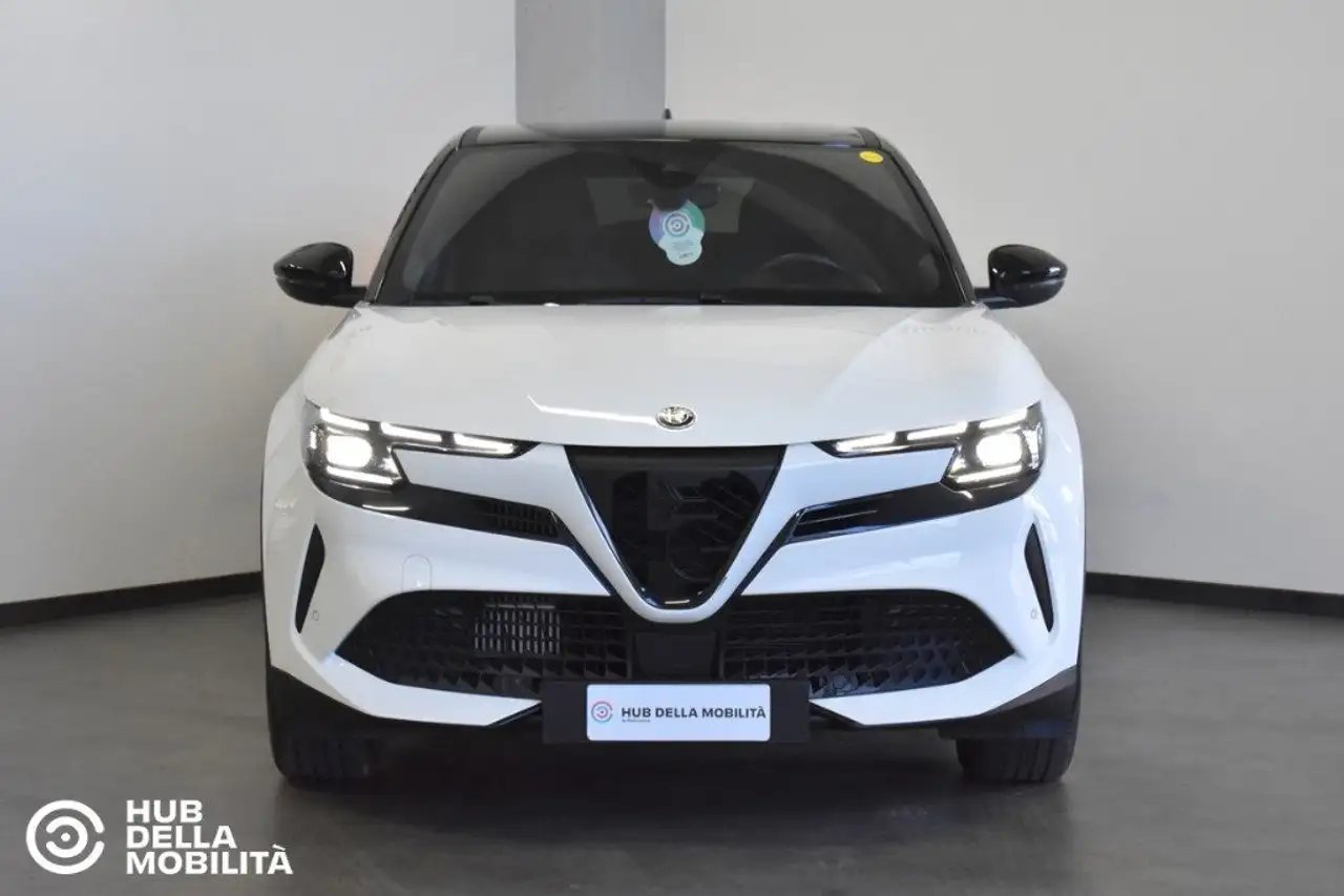 Alfa Romeo Junior 1.2 136 CV Hybrid eDCT6 Speciale — photo 1 of 35