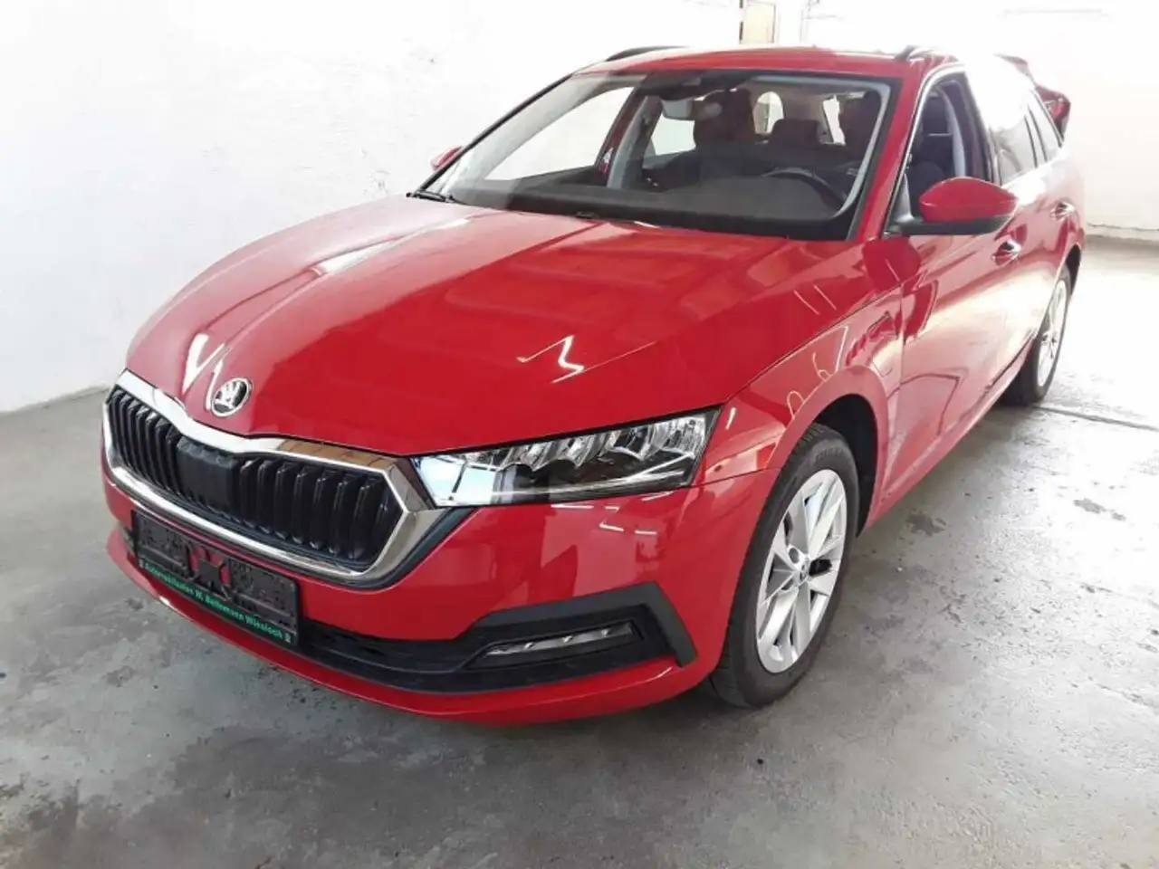 Skoda Octavia Plug-In*Ambition*AHK*ACC*CarPlay*SHZ*LED — photo 1 of 3