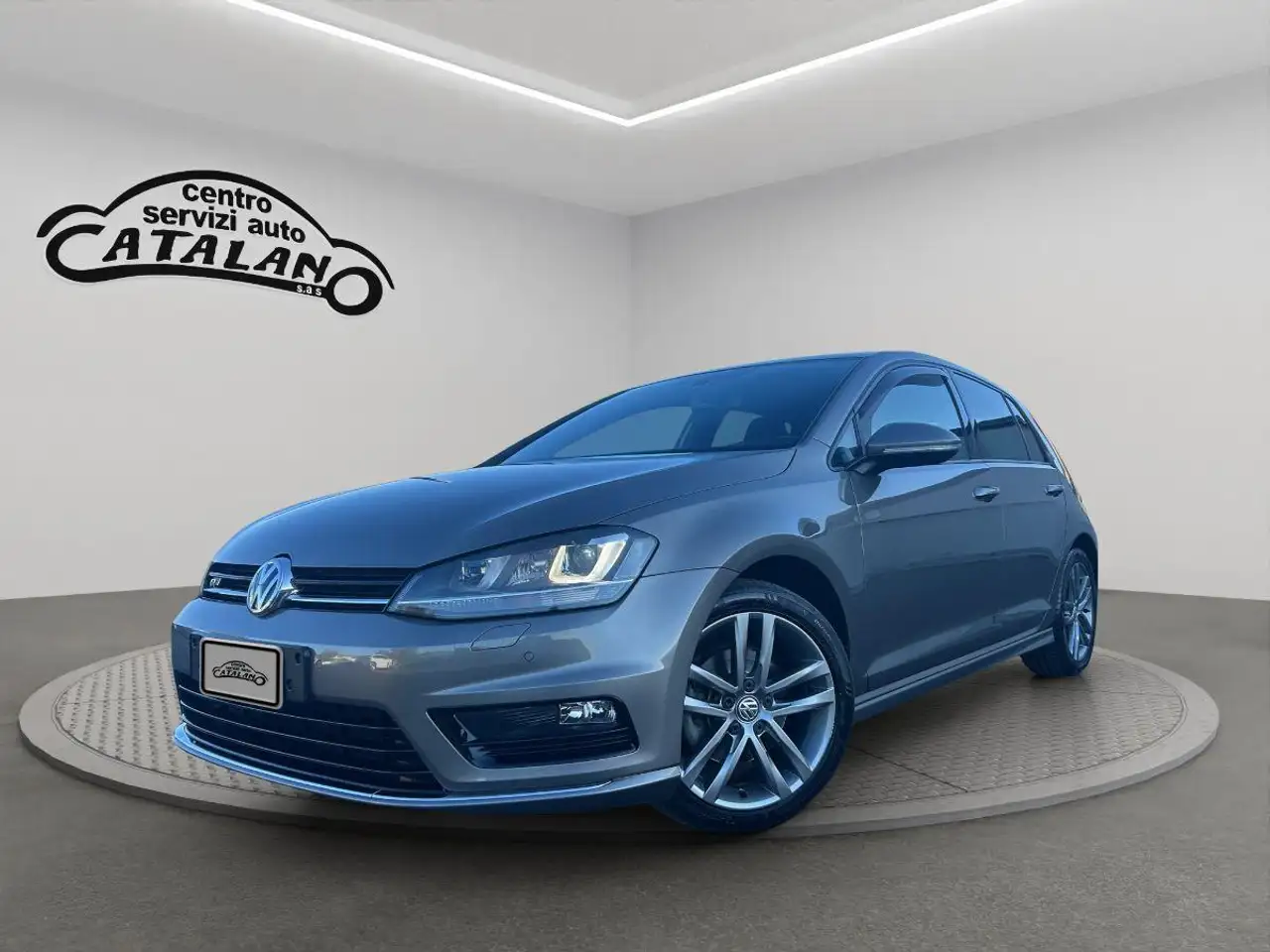 Volkswagen Golf 1.6 TDI 110 CV 5p. R LINE — photo 1 of 30