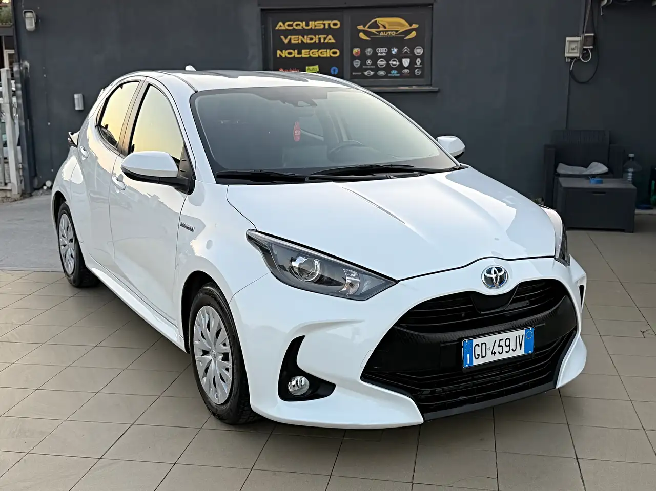 Toyota Yaris 1.5h Lounge Garanzia 12 Mesi — photo 1 of 12