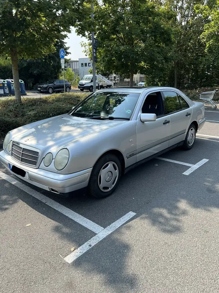 Mercedes-Benz E 230 Classic — photo 1 of 9