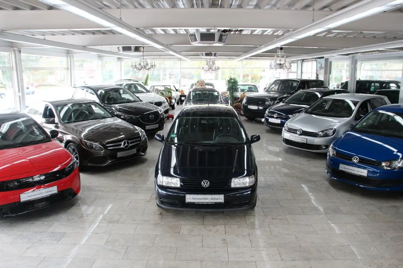 Volkswagen Polo 1.6 — photo 1 of 27