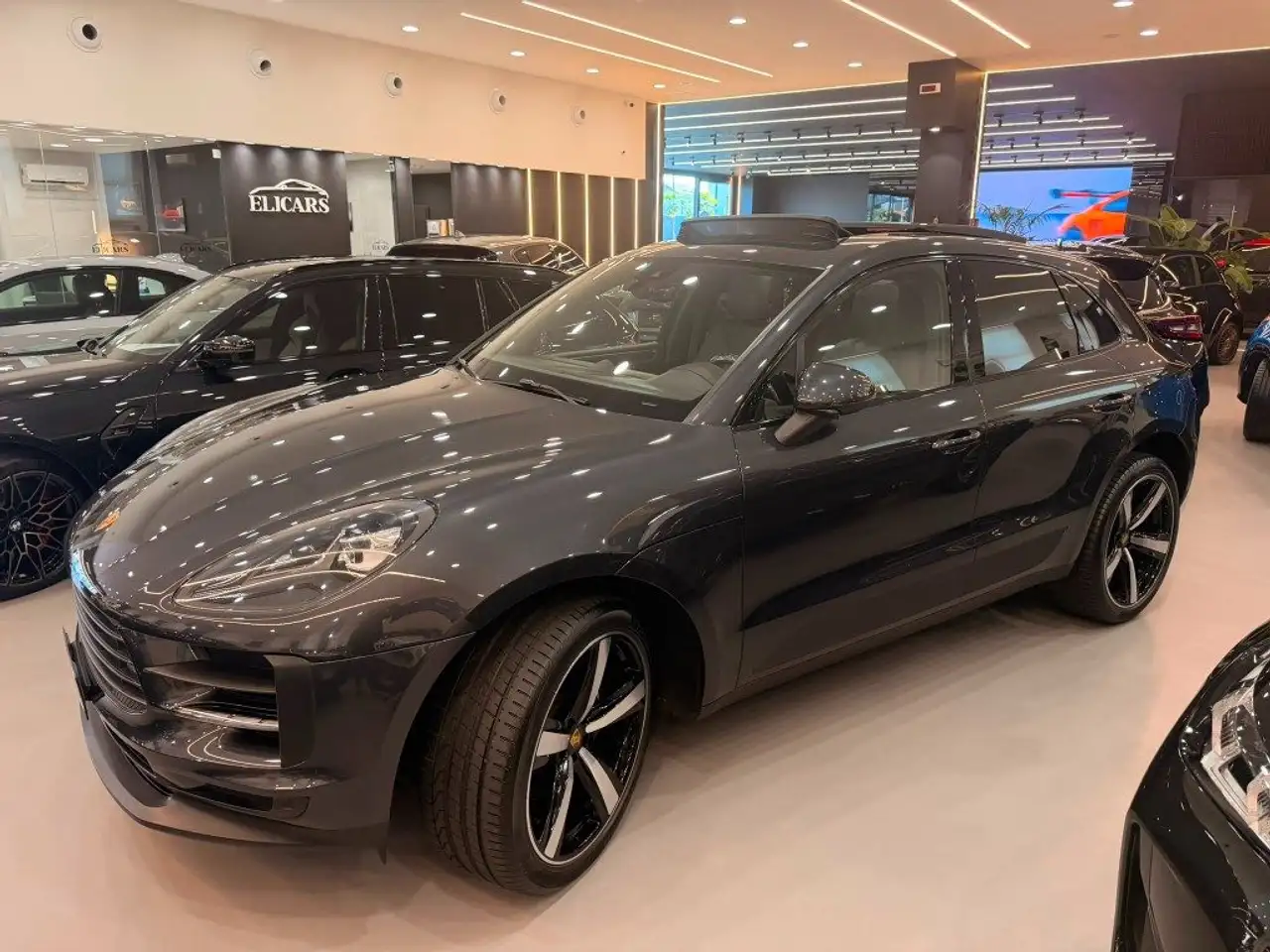 Porsche Macan 2.0 — photo 1 of 14