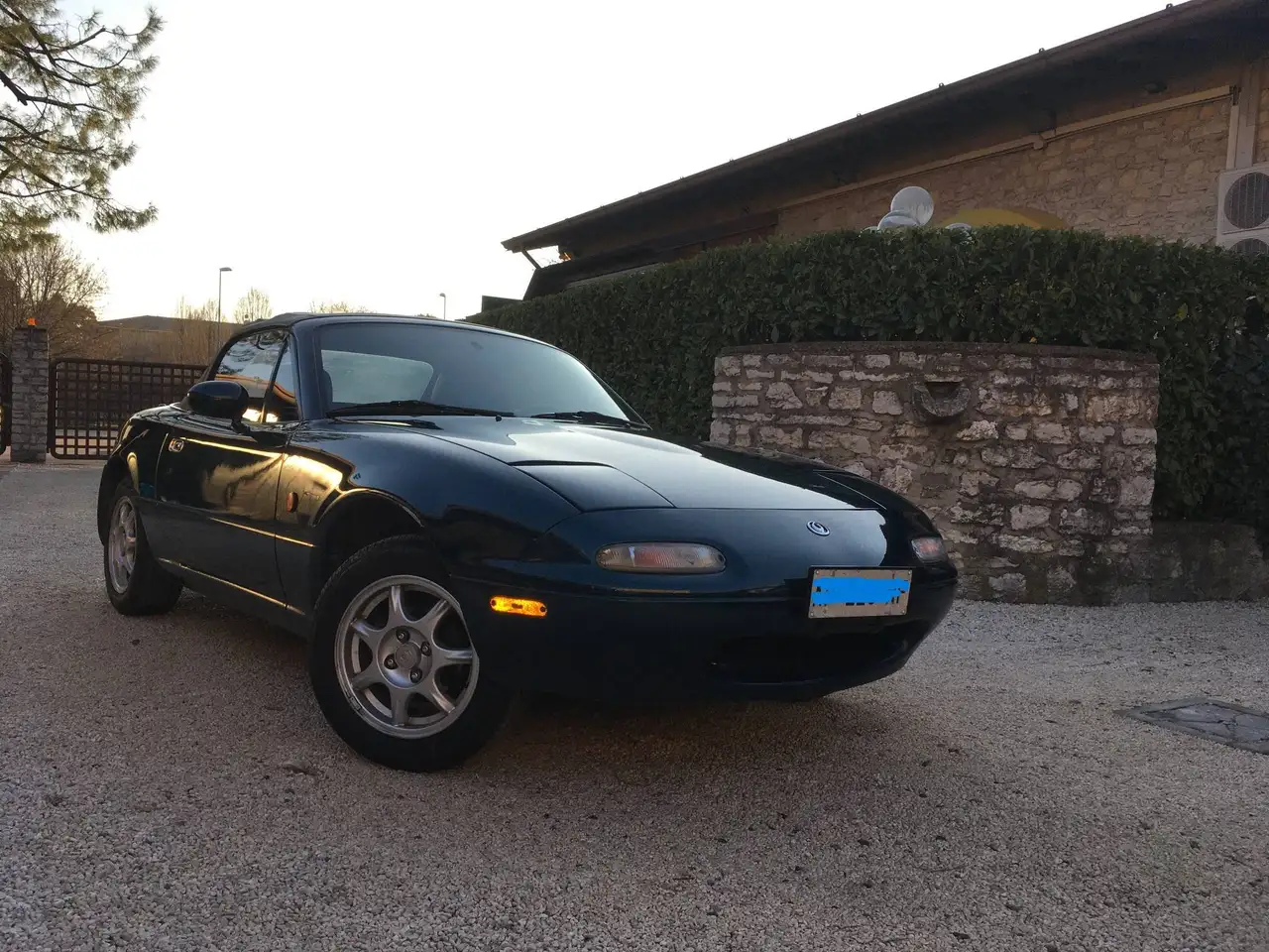 Mazda MX-5 MX-5 1.6 16v Montego Blue — photo 1 of 3