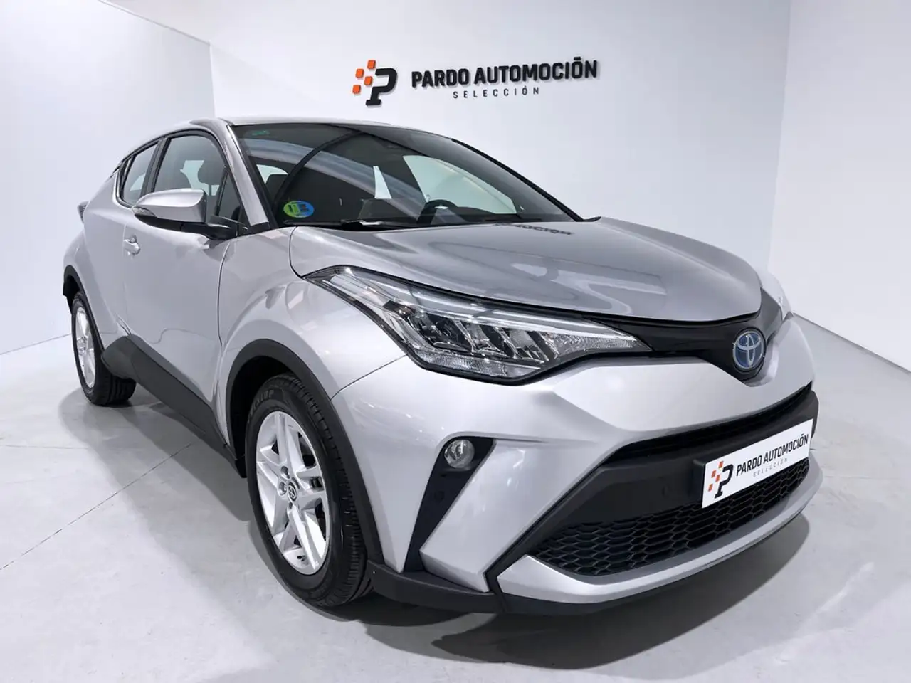 Toyota C-HR 125H Active — photo 1 of 32