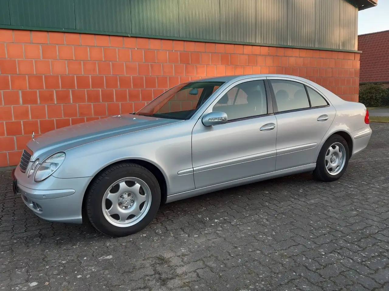 Mercedes-Benz E 220 CDI - Aut. - erst 100000 Km. - Top-Zustand — photo 1 of 15
