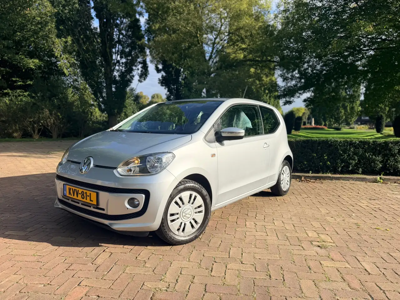 Volkswagen up! 1.0 High! Bluemotion | Luxe uitvoering | CNG | PDC — photo 1 of 11