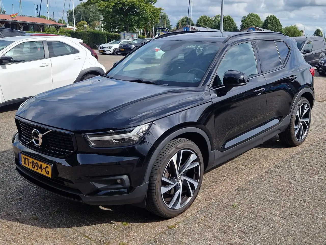 Volvo XC40 XC40 2.0 T4 R-Design — photo 1 of 15