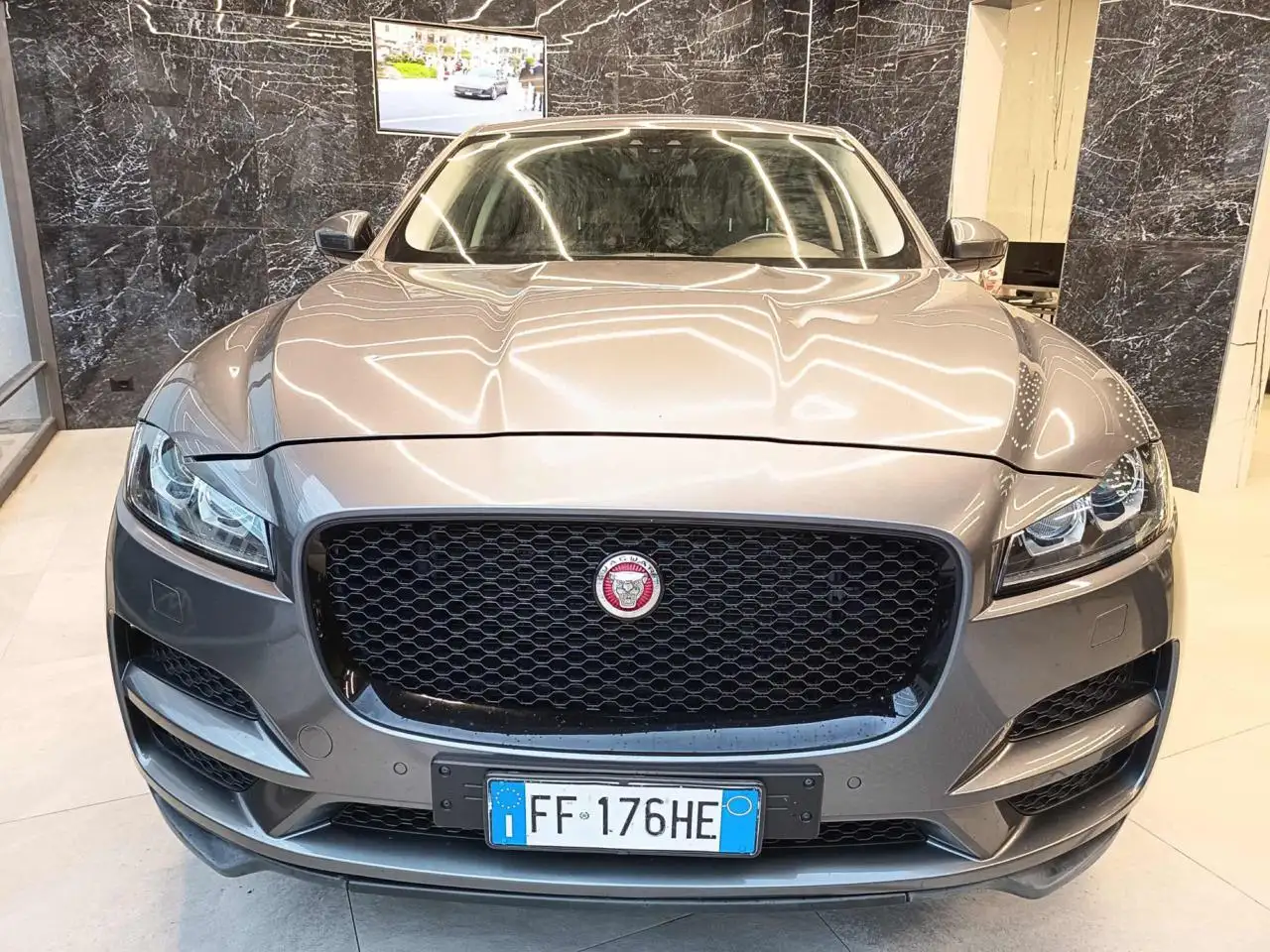 Jaguar F-Pace 2.0 D 180 CV AWD Portfolio — photo 1 of 15