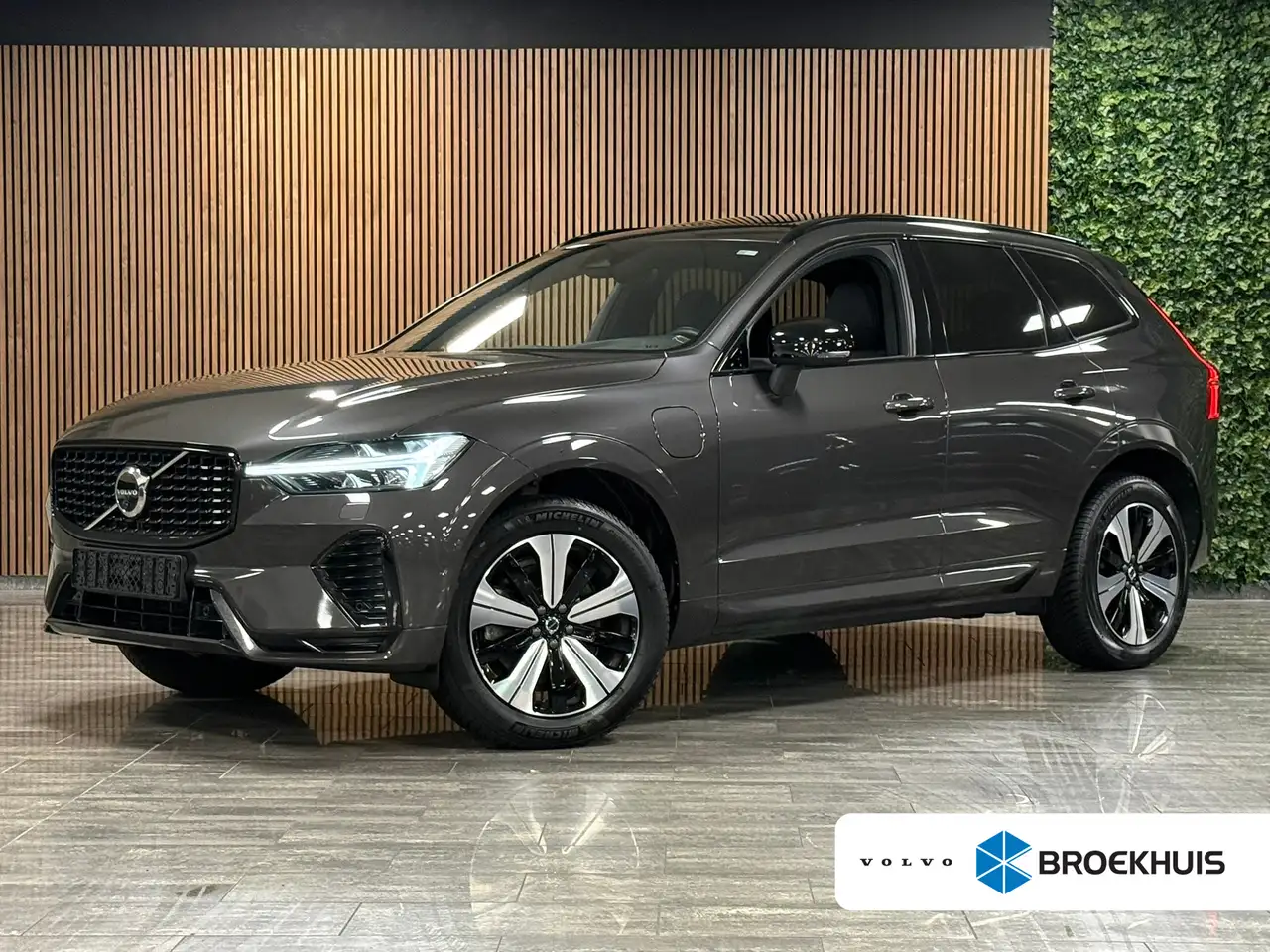 Volvo XC60 T6 AWD Recharge Plus Dark | Harman Kardon | Schuif — photo 1 of 40