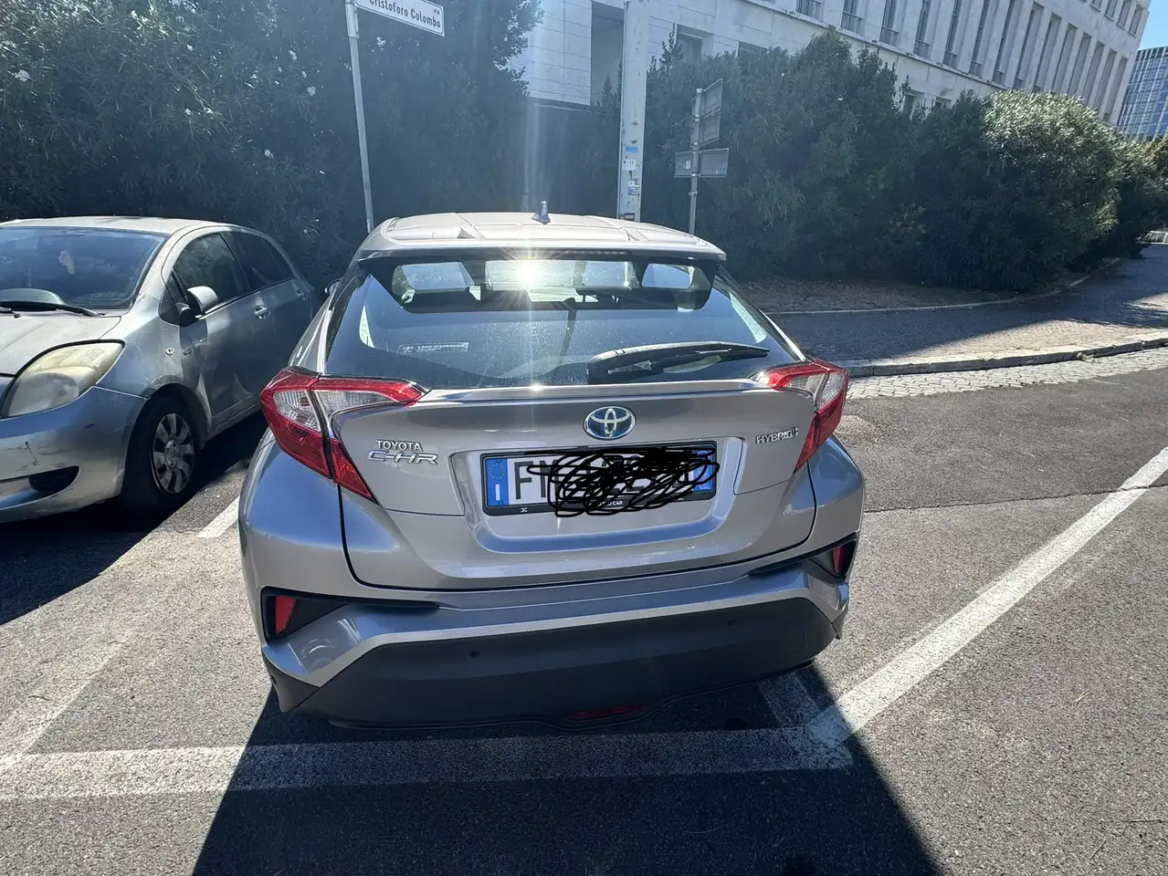 Toyota C-HR 1.8h Lounge 2wd e-cvt my18 — photo 1 of 9