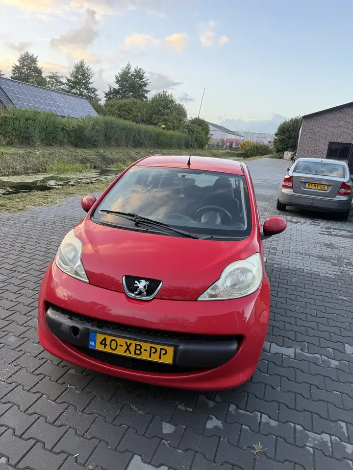 Peugeot 107 1.0-12V XS — photo 1 of 9