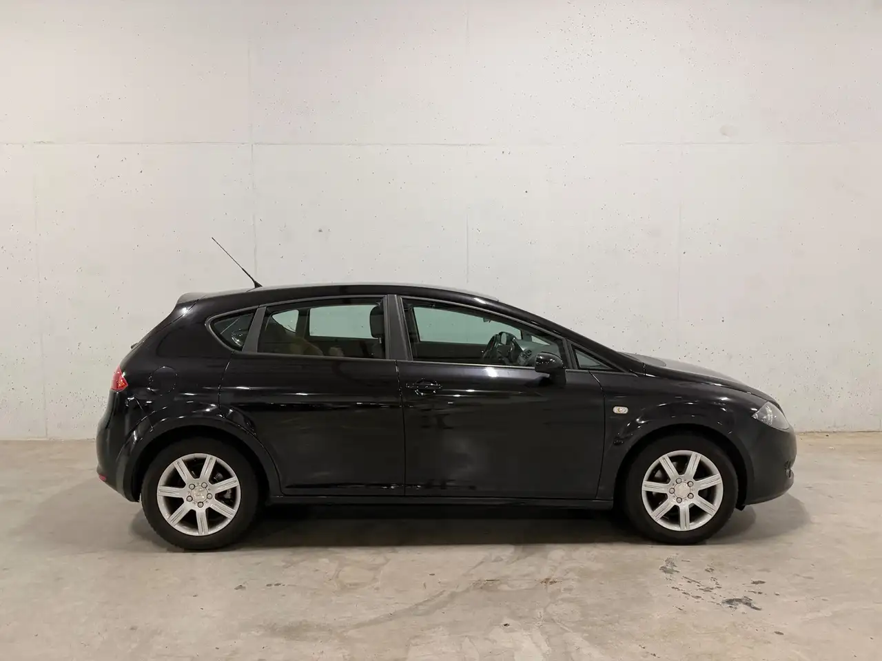 SEAT Leon 1.6 Stylance 5drs Clima Cruise APK NAP — photo 1 of 8