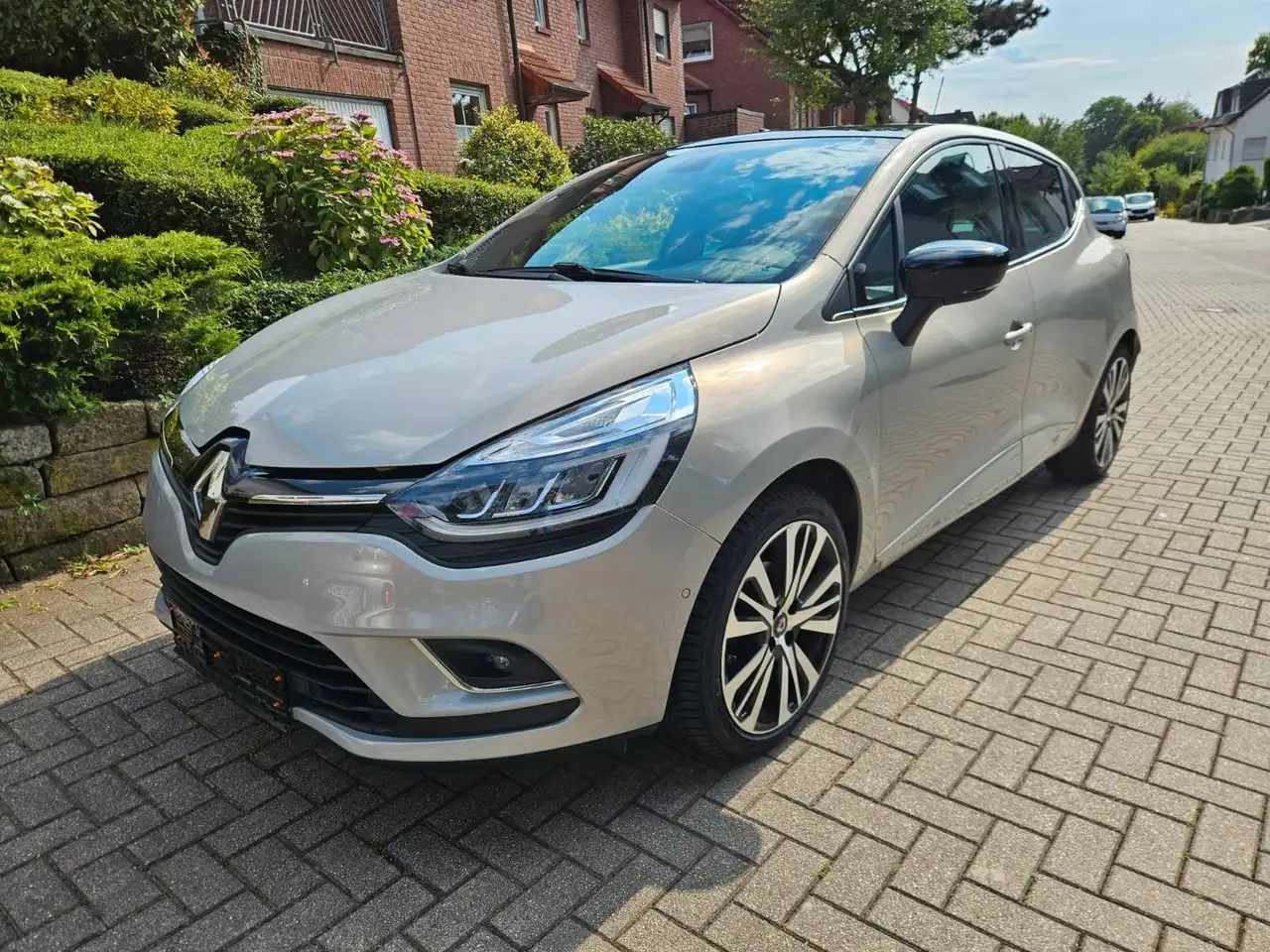 Renault Clio ENERGY TCe 120 EDC Initiale Paris — photo 1 of 9