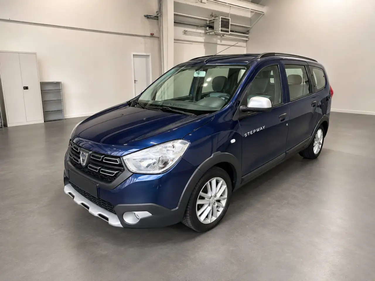 Dacia Lodgy 1.5 dCi 90 Stepway 7Places camera navi — photo 1 of 8