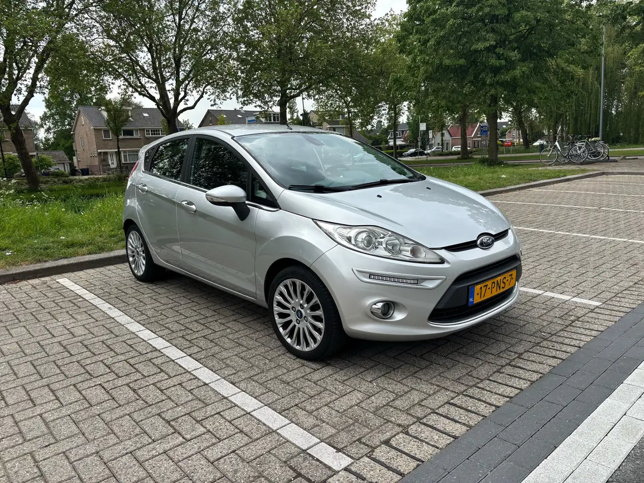 Ford Fiesta 1.6 Titanium — photo 1 of 8