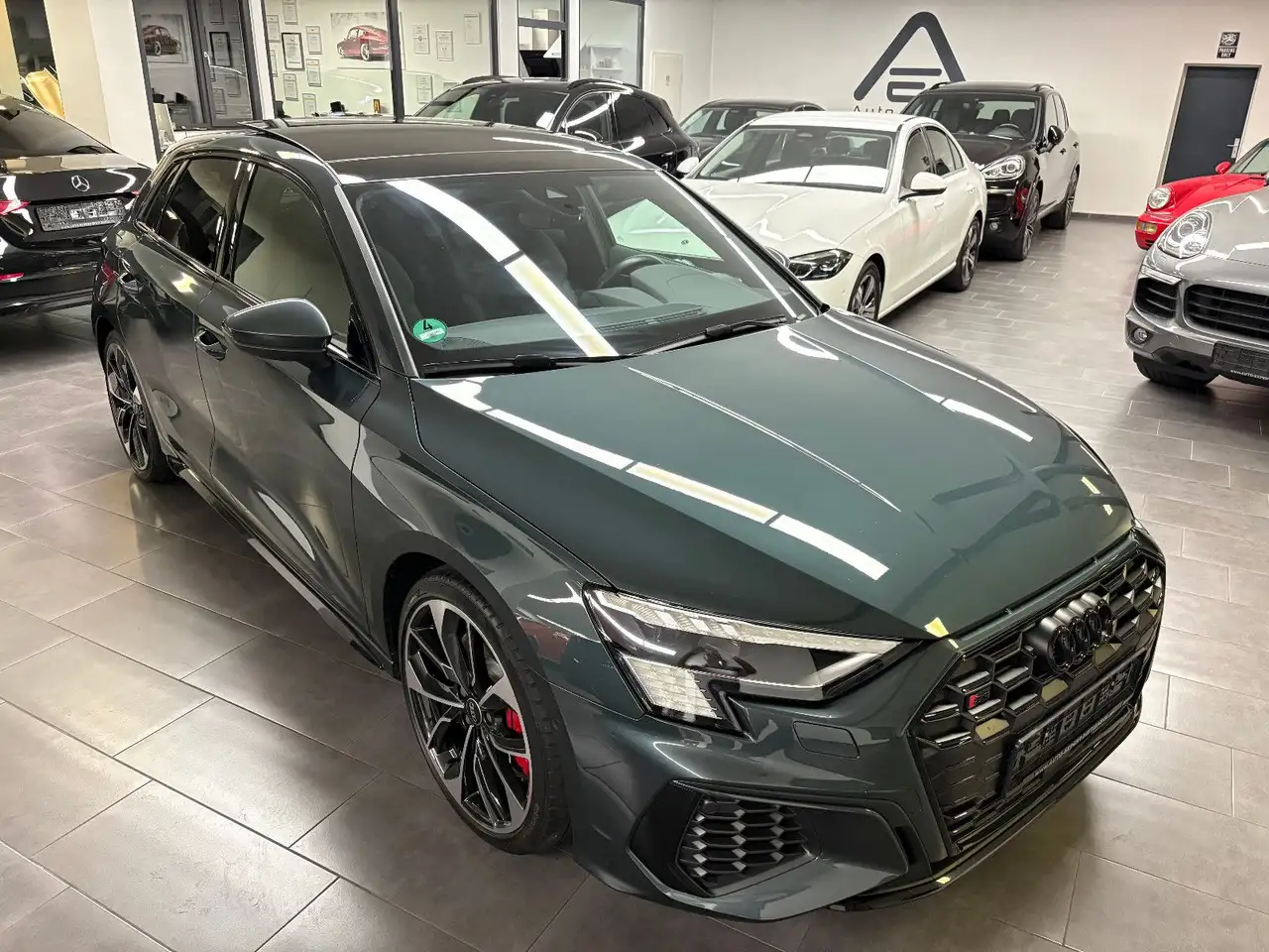 Audi S3 SB 2.0 TFSI quattro Navi/LED/Pano/1.Hand — photo 1 of 25