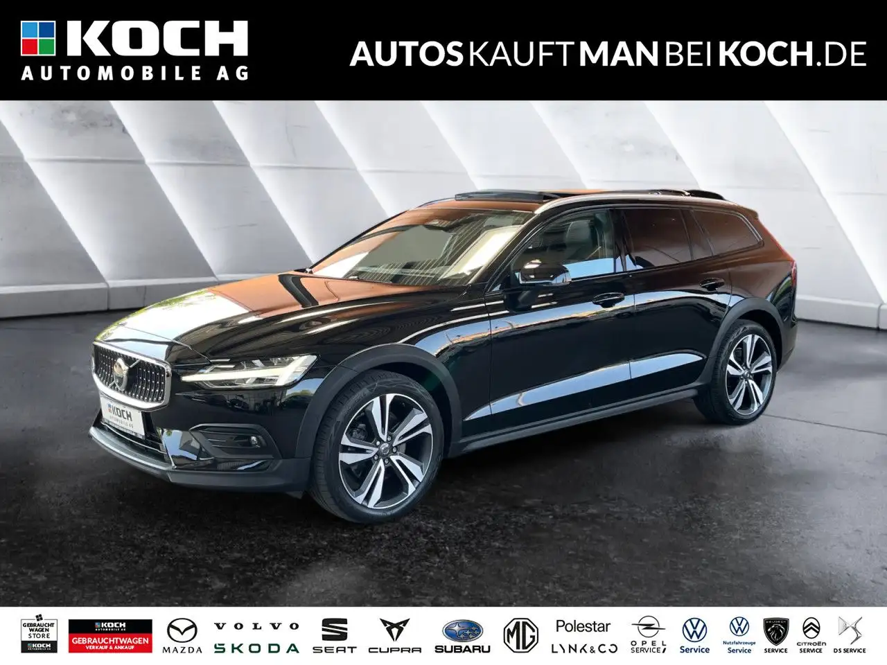 Volvo V60 Cross Country V60CC B4 D AWD Ultimate PANO STHz 360° HUD LED B&W — photo 1 of 31
