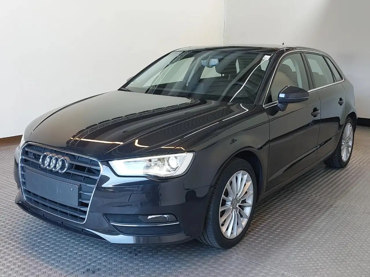 Audi A3 Sportb quattro S-tronic/2.HD/LEDER/NAVI/AHK — photo 1 of 8