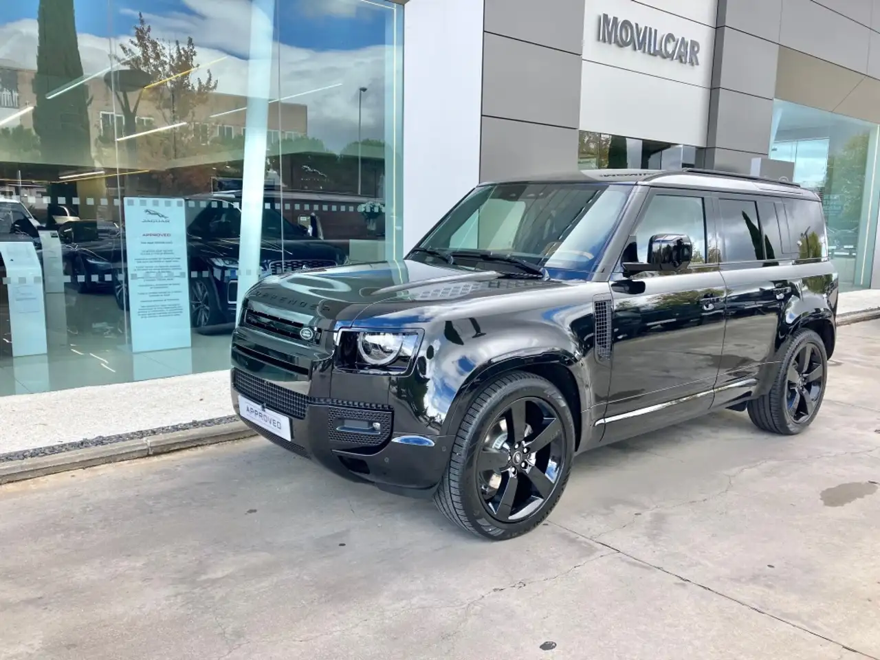 Land Rover Defender 110 3.0D l6 MHEV X-Dynamic HSE AWD Aut. 250 — photo 1 of 15