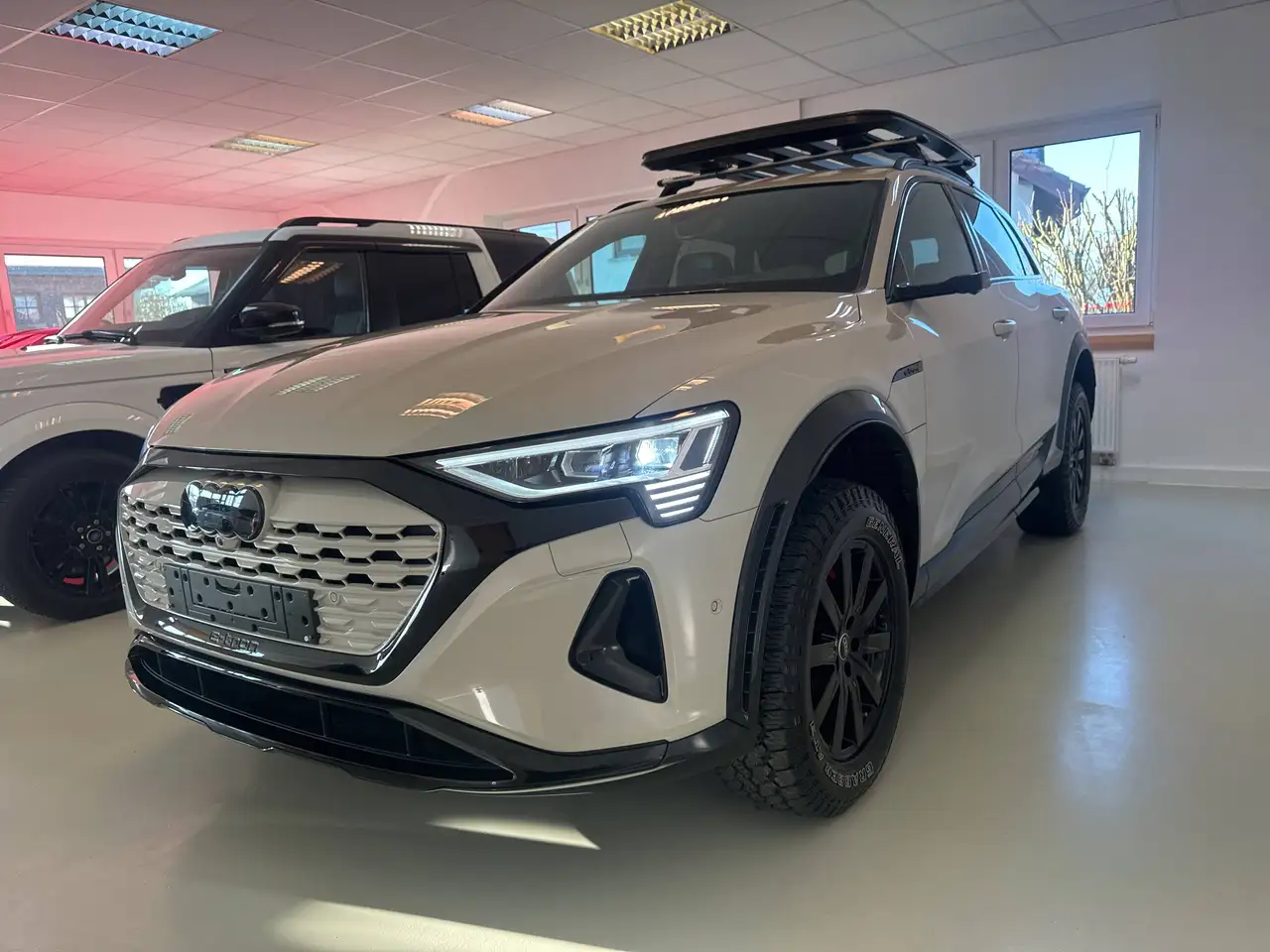 Audi Q8 e-tron 50 quattro advanced — photo 1 of 34
