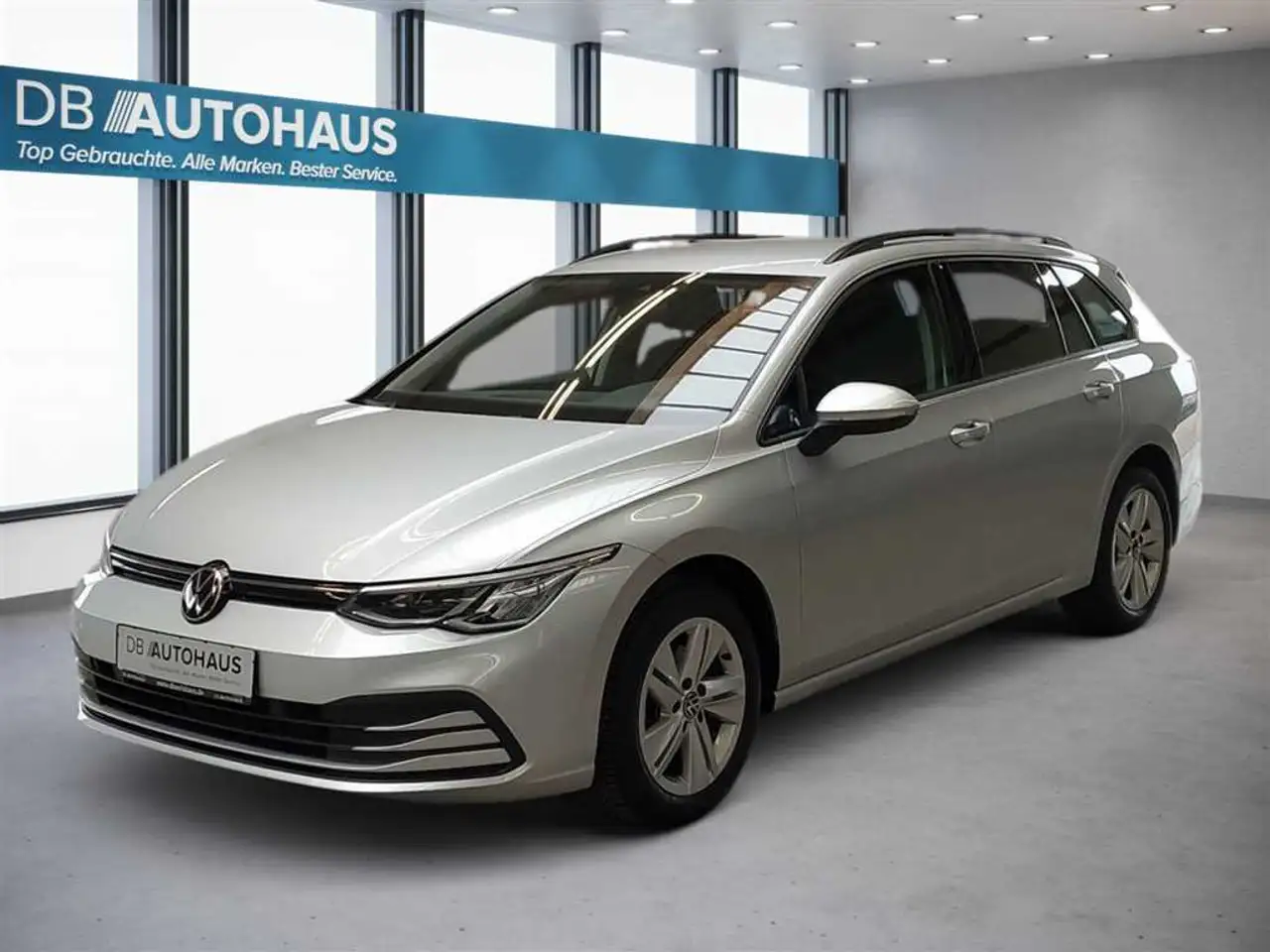 Volkswagen Golf Life 1.0 TSI — photo 1 of 23