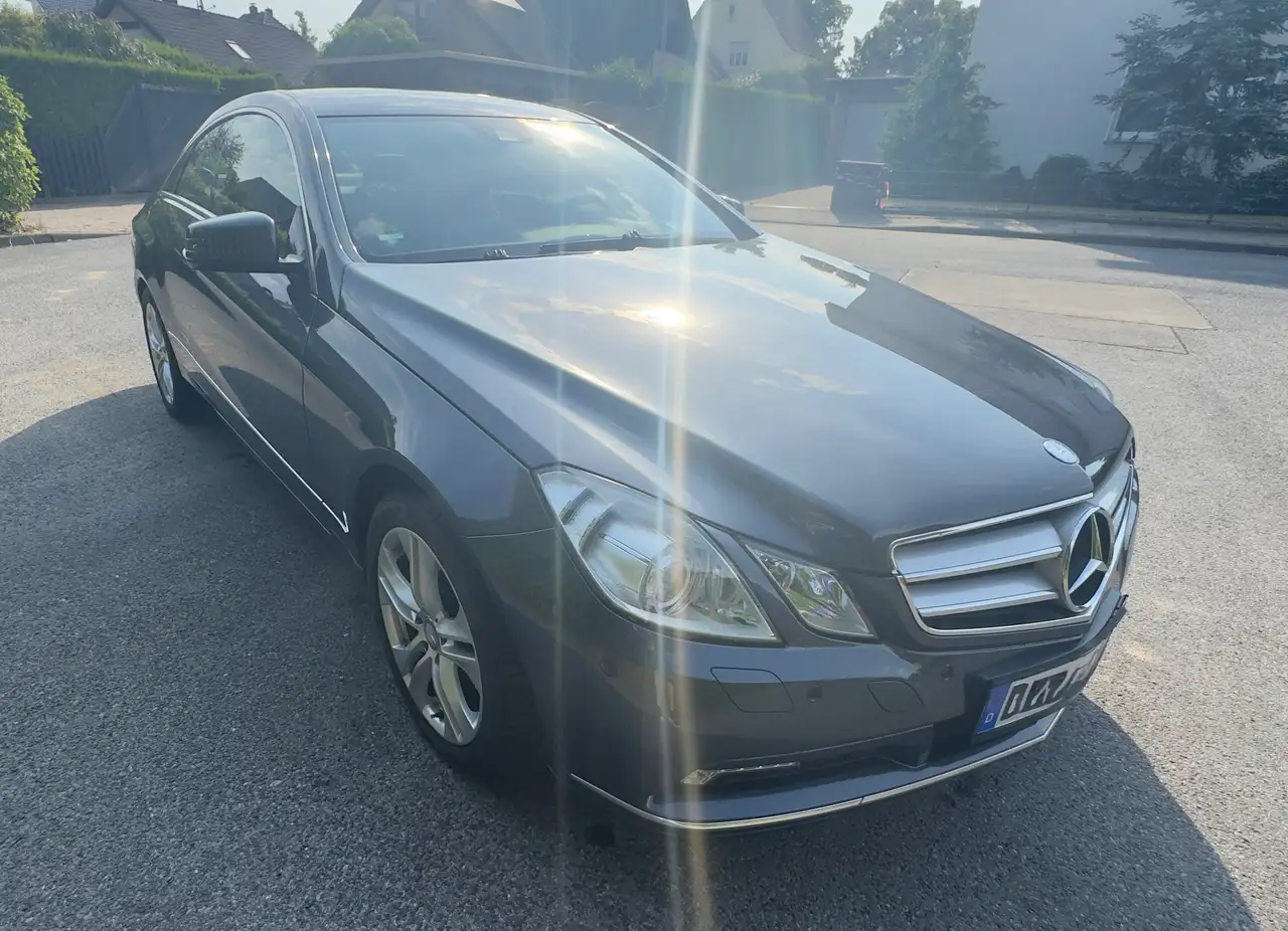 Mercedes-Benz E 250 Mercedes Benz E 250 CGI Coupe BlueEFFICIENCY Automatik — photo 1 of 20