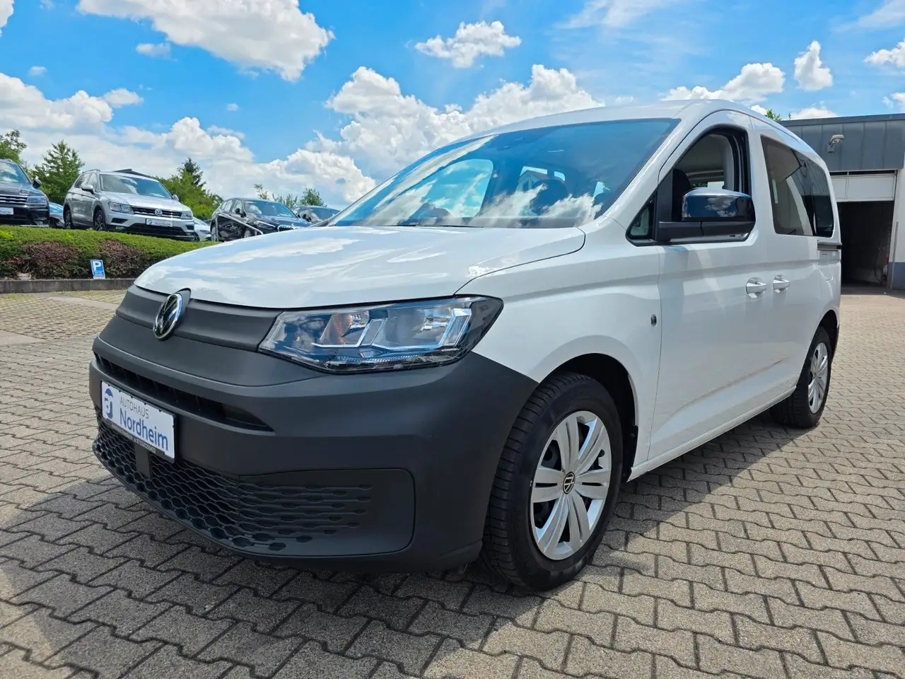 Volkswagen Caddy 2.0 TDI DSG/ Klima/ AHK/ 7-Sitzer — photo 1 of 25
