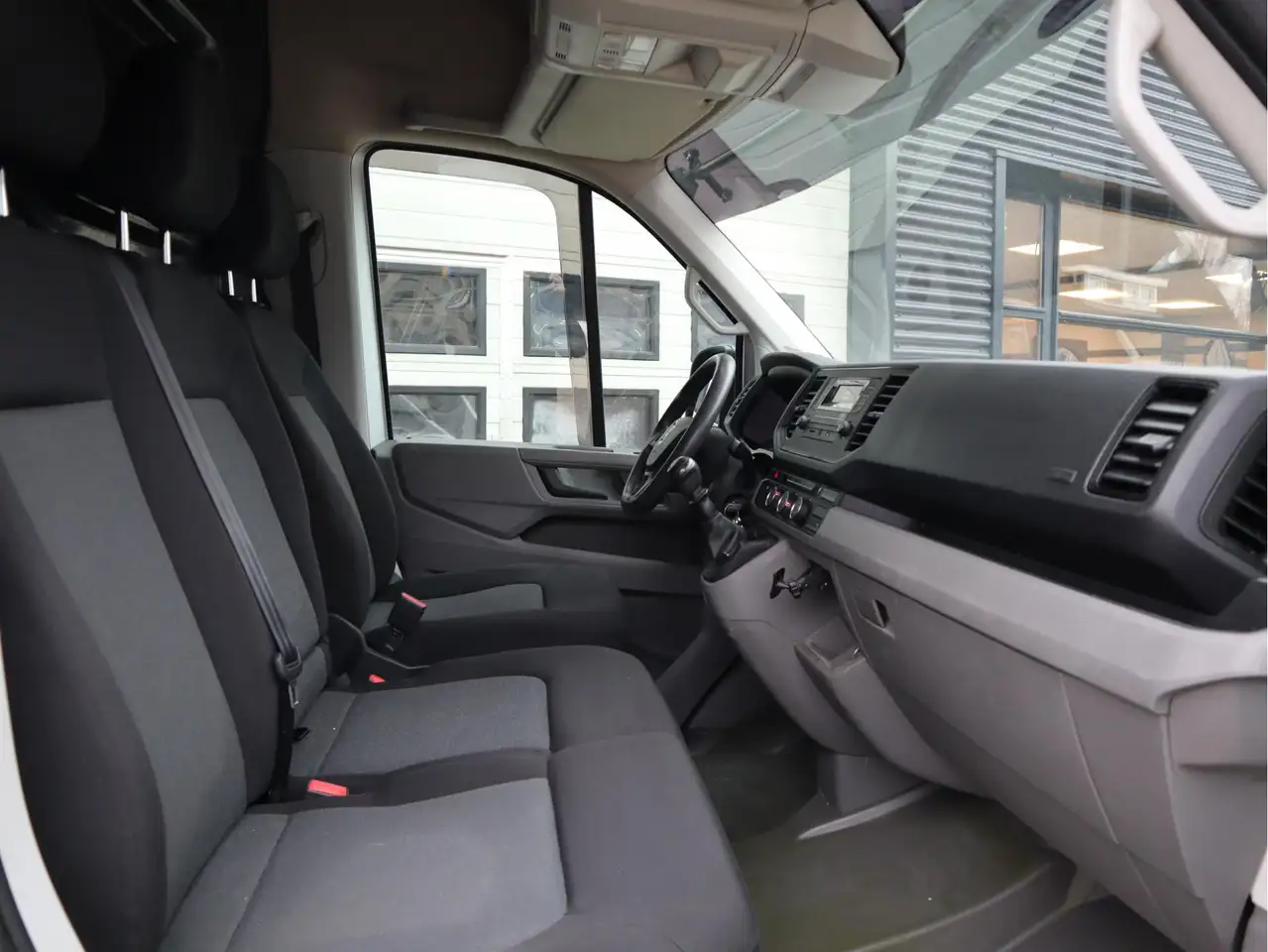 2017 Volkswagen Crafter 35 2.0 TDI 140pk Euro 6 - L3H3 - Cruise - Trekhaak, photograph 6
