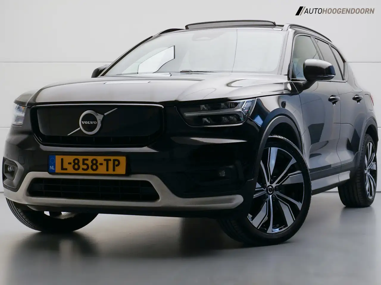 Volvo XC40 Recharge P8 AWD R-Design SOH 90% (APPLE CARPLAY,PA — photo 1 of 24