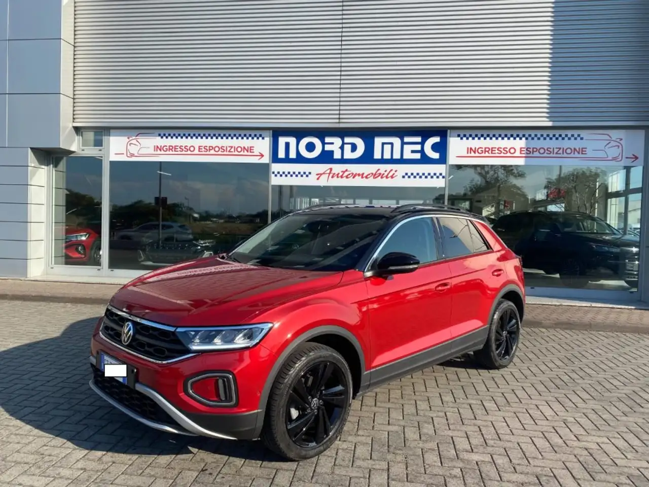 Volkswagen T-Roc 1.5 TSI ACT DSG Life — photo 1 of 13