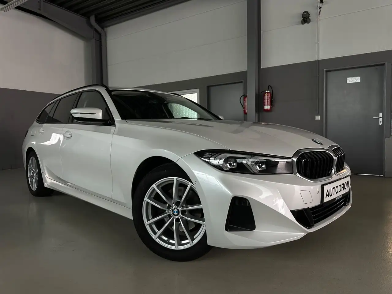 BMW 320 d Touring HuD/LED/Widescreen — photo 1 of 26