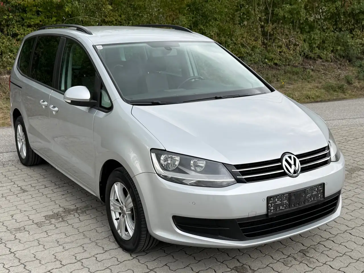Volkswagen Sharan 2.0 TDI — photo 1 of 22